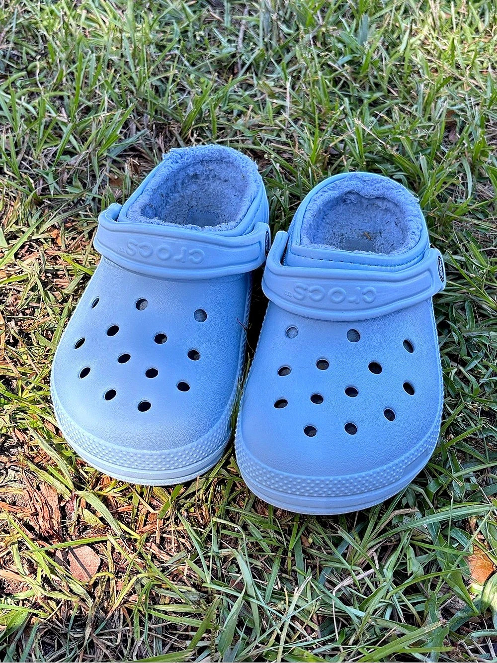 Fleece-lined light blue Crocs Classic Clogs. These shoes are size Men's 4 / Wome